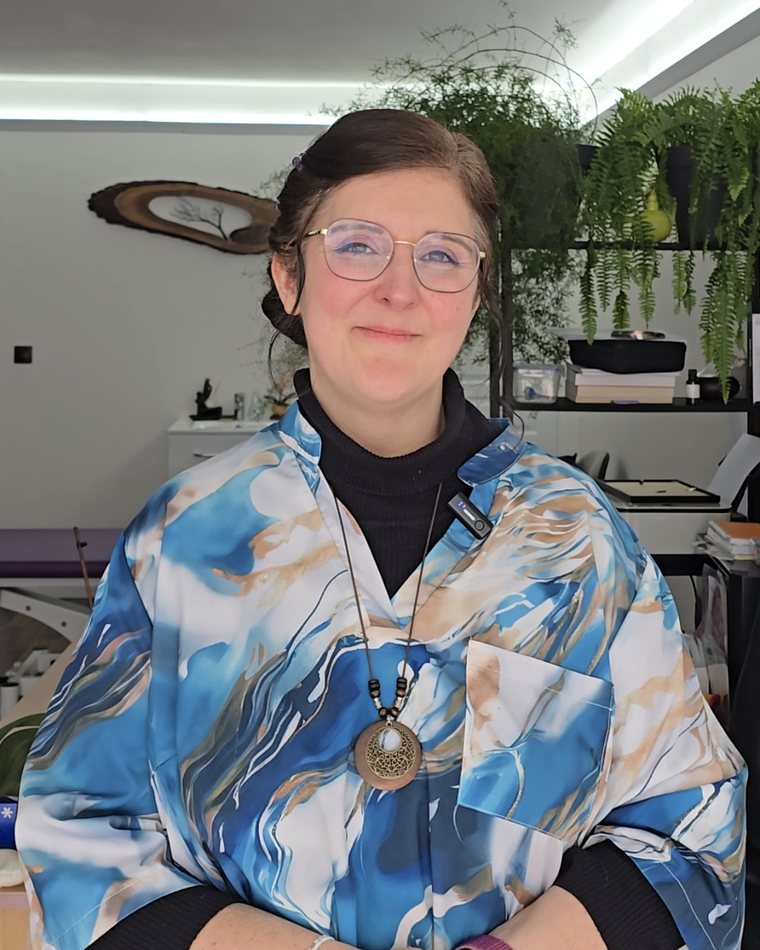 Allison Newman, ostéopathe, dans son cabinet à Lambersart