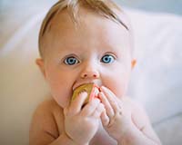 Bébé qui porte un objet à la bouche