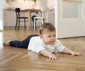 Jeune enfant qui chute en jouant