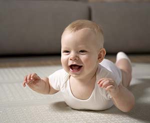 Position favorisant le tonus du dos chez le bébé