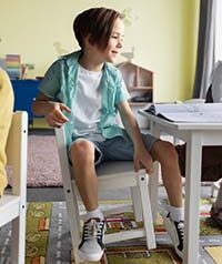 Jeune enfant assis sur une chaise