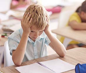 Enfant en difficulté devant ses devoirs